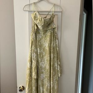 Selfie Leslie Sage Green/Ivory Floral Midi Dress!